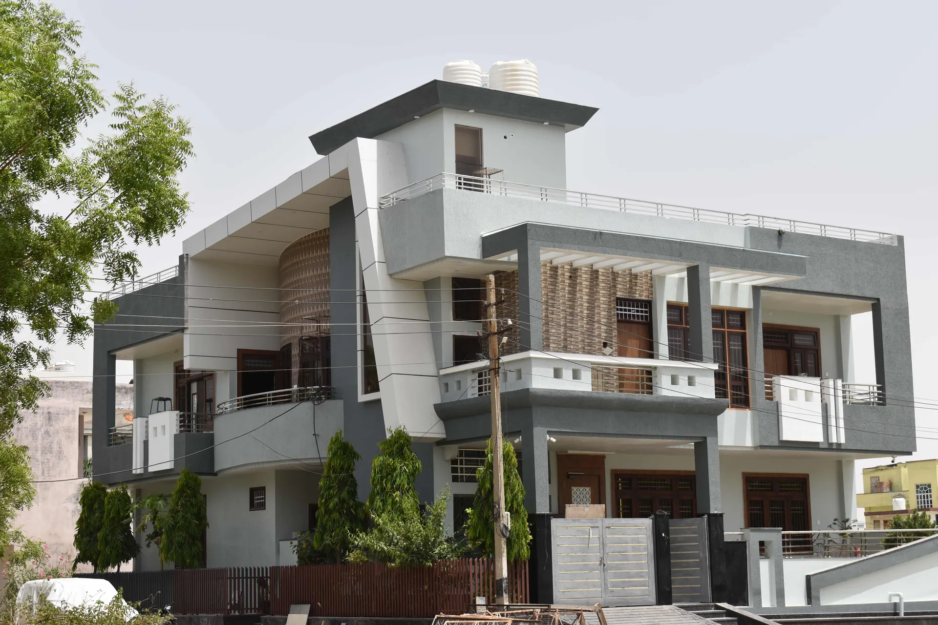 Modern Residence gallery image 2